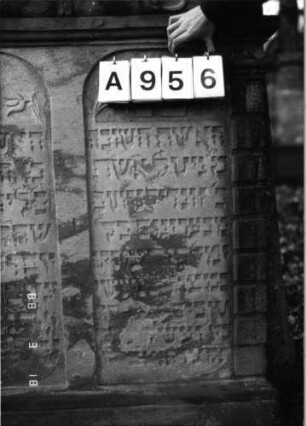 Grabstein 956 (Index: 99902511) Material: Sandstein Maße HxBxT: 168x114x14 cm Besonderheit: Doppelgrab (für Schwestern?): Grabstein 956A