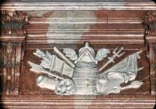 Trophäen und Reliefs mit mythologischen Szenen