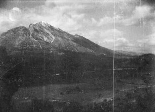 Talblick : Blick in ein Tal mit Gebirge im Hintergrund
