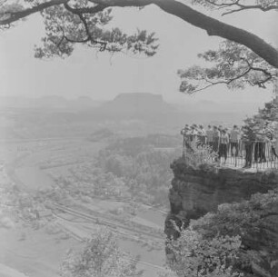 Bastei : Sächsische Schweiz. Blick von der Bastei Richtung Lilienstein