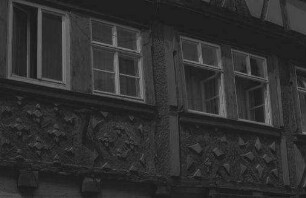 Kitzingen: Fachwerkverzierung unter Fenster