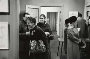 Besucher in der Saul Steinberg-Ausstellung, Betty Parson Gallery