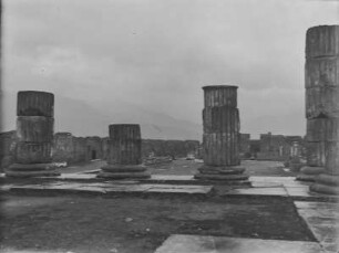 Ruinen : Säulenhalle in den Ruinen von Pompeji