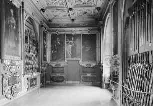 Residenzschloss. Historisches Museum Dresden. Gewehrgalerie (Langer Gang). Abschluss mit Bildnis Augusts des Starken