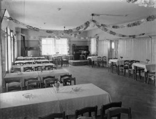 Festlich geschmückter Saal im Gasthof "Friedenseiche"