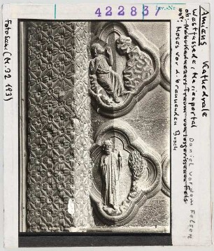 Amiens, Kathedrale: Westfassade, Marienportal, Sockelzone: Daniel vor dem Felsen, Moses vor dem brennenden Dornbusch