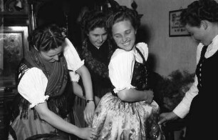 Offenburg: im Haus der Familie Schuller, Trachtengruppe beim Anziehen