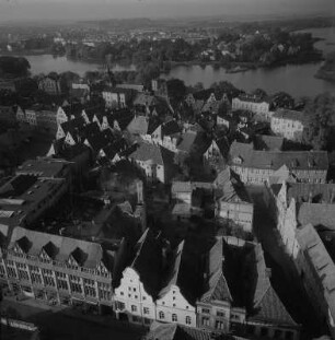 Stralsund. Blick von Turm der Nikolaikirche über die Dächer der Altstadt zum Kütertor und Knieperteich