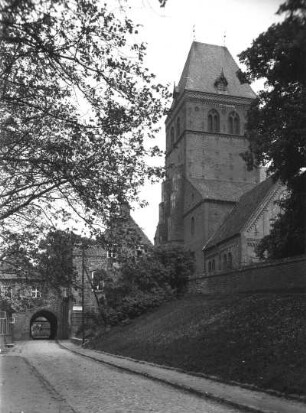Ratzeburg. Ehemalige Bischofsherberge, Domhof 31. Ansicht mit Dom (1170 begonnen) von Südwesten
