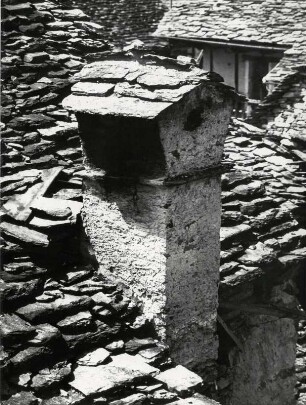 Altes Steinhaus im Val Verzasca, Detail eines Daches