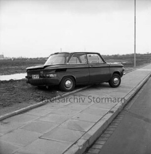 Industriestraße: Verkehrsunfall: verunglückter NSU-Pkw auf Bürgersteig und Seitenstreifen: vorn Bremsspuren: hinten unbebautes Gelände: 16.04.1972