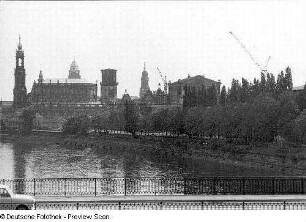 Blick von der Marienbrücke über die Elbe gegen Katholische Hofkirche, Schloß und Opernhaus
