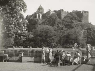 Burg Giebichenstein über die Saale : Halle (Saale). Blick über die Saale zur Burg Giebichenstein