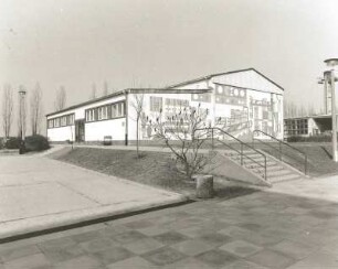 Tauche. Erich-und-Charlotte-Garske-Schule. Sporthalle