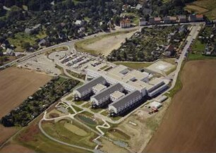 Werdau, Pleißentalklinik, Ronneburger Straße flankiert von Kleingärten, von Südwesten