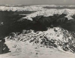 Rumänien. Bucegi-Gebirge. Blick vom Gipfel des Caraiman (2384m) zum sog. Heldenkreuz und über das Prahovatal