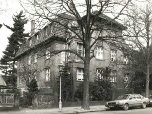 Dresden-Trachau, Wilder-Mann-Straße 51. Wohnhaus (um 1912/13; K. Frey). Straßenansicht mit Einfriedung