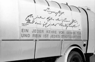 Freiburg: Städtischer Fuhrpark, Goetheschrift groß, Ein jeder kehre vor seiner Tür und rein ist jedes Stadtquartier