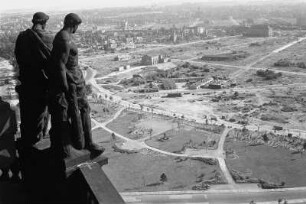 Dresden. Von Trümmern beräumte Flächen in der Innenstadt. Blick vom Rathausturm, links allegorische Figuren "Stärke" und "Aufopferung"