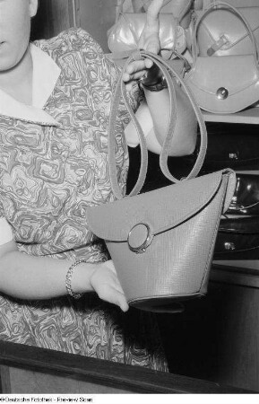 Präsentieren einer Handtasche