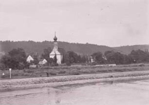 Dresden-Hosterwitz. Blick von der Elbe gegen Dorfkirche Maria am Wasser, am Ufer Deckwerk aus Steinpflaster