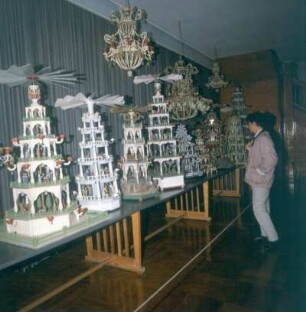 Seiffen. Weihnachtspyramiden mit traditionellen Holzfiguren