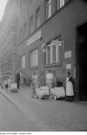 Frauen mit Kindern und Kinderwagen vor einer Mütterberatung in Plagwitz