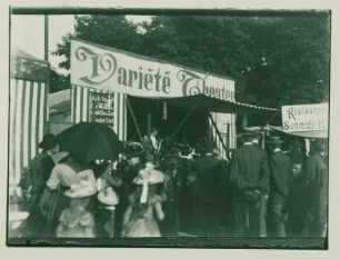 Zuschauer vor einem Varieté-Theater II - Rummelplatz in Charlottenburg