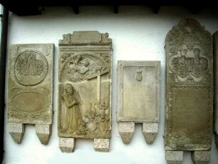 -Langhaus Traufseite Süd-Epitaphien (aus aufgelassenen Kirchhof) 16-17 Jh - mit Personen in halbplastischer Darstellung sowie Wappentuschen und Laudatio