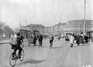 Leipzig: Allerlei Verkehr vor Hauptbahnhof