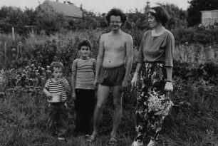 Familie L./K. (Grafiker, Ärztin) im Garten