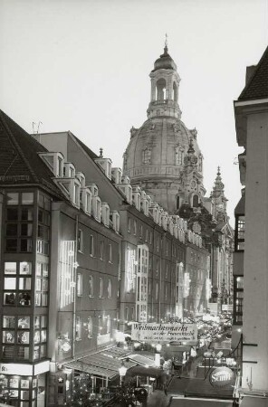Frauenkirche : Blick von der Brühlschen Terrasse gegen die Frauenkirche während des Weihnachtsmarktes