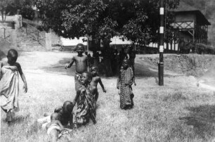Togo: Spielende Kinder in Misahöhe