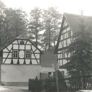 Niederalbertsdorf (Langenbernsdorf-Niederalbertsdor), Dorfstraße 40. Vierseithof (18./19. Jh.). Stallgebäude und Wohnstallhaus. Straßenansicht