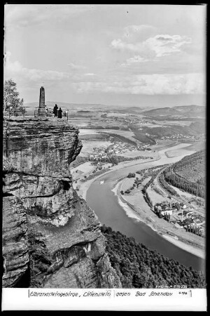 Sächsische Schweiz. Lilienstein. Osthorn mit Aussichtspunkt und Obelisk gegen Prossener Elbbogen
