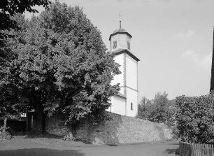 Friedhofsmauer, Steinkreuz, Grabsteine (Friedhofsmauer, Steinkreuz, Grabsteine); Nüsttal, Am Kirchplatz 4, Am Kirchplatz