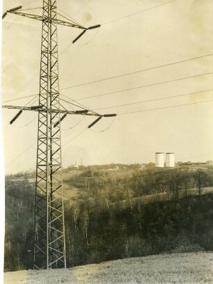 Dresden-Oberwartha. Pumpspeicherwerk Niederwartha. Großspeicheranlage Oberwartha (Baubeginn 1928). Blick gegen Wassertürme. Ansicht mit Strommast