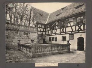Gastwirtschaft Adalbert Schramm, Rockenbrunn/Pegnitz: Blick in den Hof des Fachwerkbaus, Wand mit Balusterabschluss