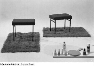 Hocker (Modell 65) : Zwei Hocker (1973; Geringswalder Sitzmöbelindustrie (JV)). Ansicht mit Kosmetikbord