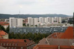 Dresden-Altstadt. Blick vom Turm der Kreuzkirche über die Wohnhochhäuser an der Grunaer Straße nach Nordost zum Fernsehturm und zum Borsberg