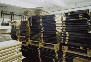 Sächsische Landesbibliothek - Staats- und Universitätsbibliothek Dresden. Zentralbibliothek (ehem. Landesbibliothek). Kellergeschoss. Abteilung Benutzung, Magazin mit gestapelten Beständen (sog. Stapelraum) : Dresden-Neustadt, Marienallee 12. Sächsische Landesbibliothek - Staats- und Universitätsbibliothek Dresden. Zentralbibliothek (ehem. Landesbibliothek). Kellergeschoss. Abteilung Benutzung, Magazin mit gestapelten Beständen (sog. Stapelraum)