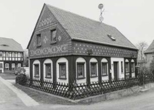 Neugersdorf, Umgebindehaus : Neugersdorf. Wohnhaus (Ende 19. Jahrhundert), Am Büttnerborn 7. Eckansicht