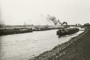 Mühlberg. Schleppzug mit einem Schaufelraddampfer der Ö.N.W. und vertäuter Schleppkahn der N.D.B.E. am Ufer
