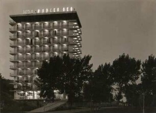 Bulgarien. Warna (Varna). Goldener Sand, Hotel "Morsko Oko" in der Dämmerung, erbaut 1963