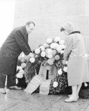 Bulgaren bei Kranzniederlegung in der Nationalen Mahn- und Gedenkstätte Buchenwald