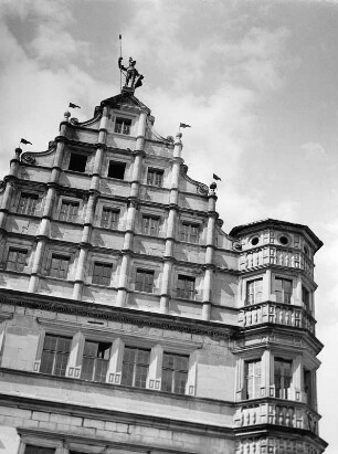 Rothenburg ob der Tauber. Rathaus. Giebel und Erker (nach 1570)