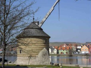 Stadtbild - Hafen-Mainkran von Südosten mit Eisbrecher in Übersicht
