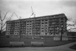 Bau eines achtgeschossigen Wohnblocks an der verlängerten Lammstraße am Westrand des Klose`schen Gartens (später Badenwerkstraße).
