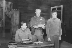 Szenenbilder aus dem Drama "Der Gesang im Feuerofen" von Carl Zuckmayer am Schillertheater Berlin : Szene mit Carl Kuhlmann als Catonnier (Mitte) und Peter Mosbacher (rechts)