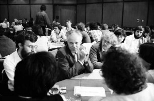 32. Tagung 1982 Physiker; Beim Studentenabend: am Tisch Rudolf L. Mößbauer mit Publikum